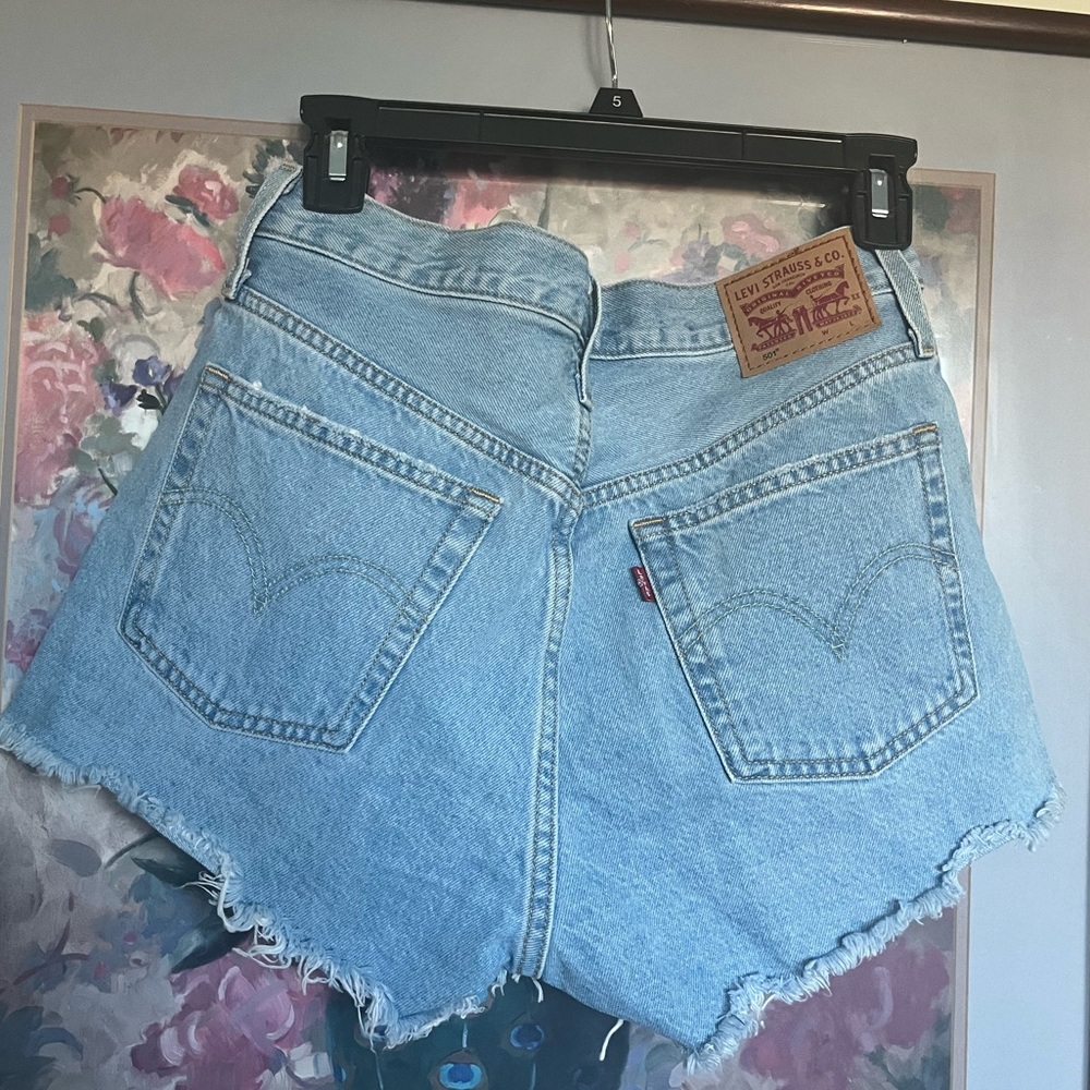 Levi’s 501 high waisted denim shorts size 28